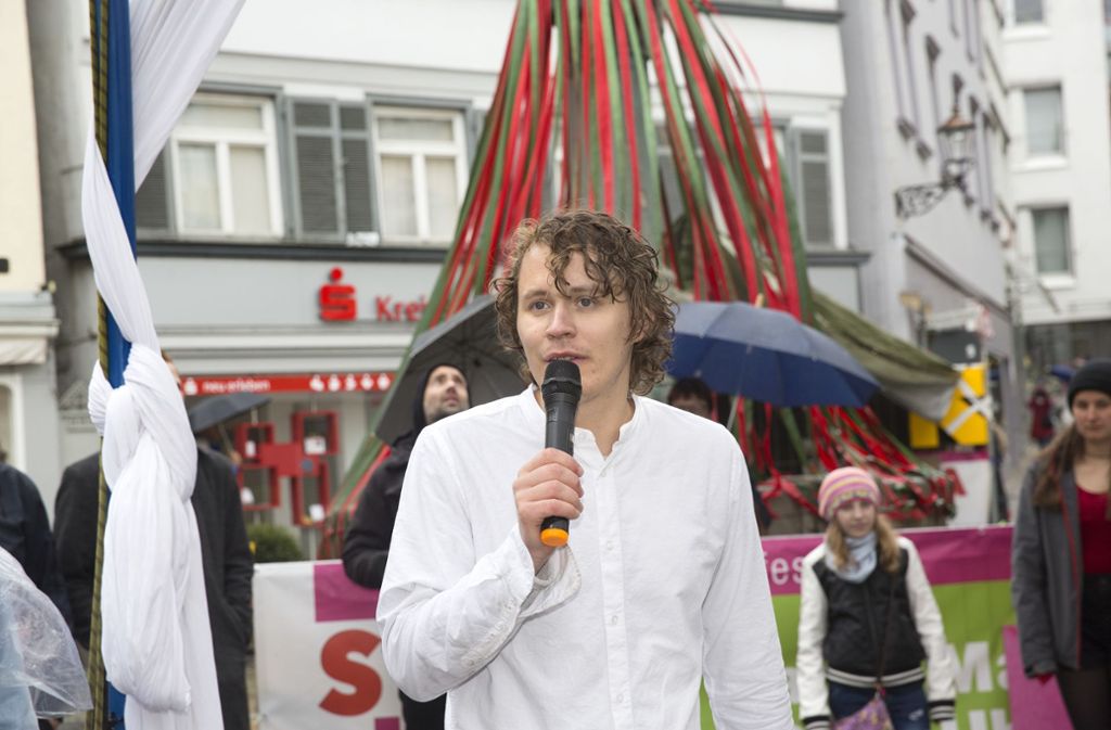 Der Organisator Philipp Falser eröffnet das vierte Esslinger Straßenkunstfestival.
