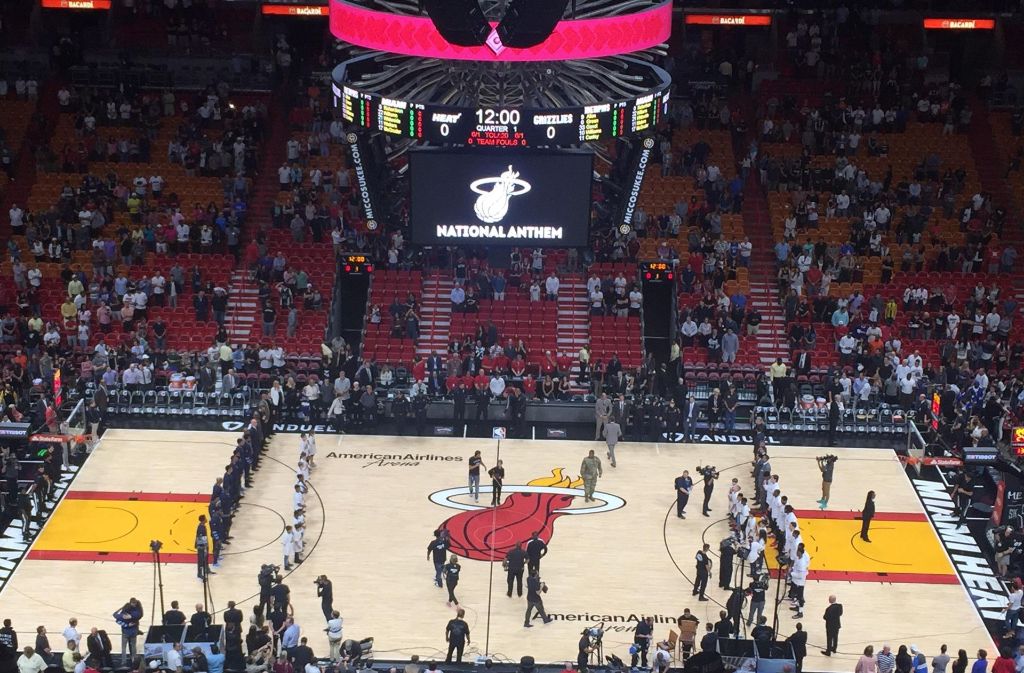 Bevor die Reise mit der Norwegian Getaway in Miami beginnt, lohnt sich beispielsweise ein Besuch eines Basketball-Spiels in der NBA. Die Miami Heat bieten nicht nur auf dem Platz eine vielfältige Show.