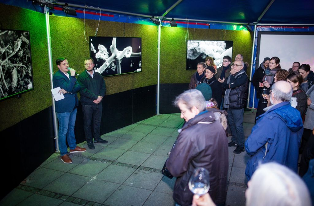 Ingmar Volkmann (links) von der Stuttgarter Zeitung und Künstler Erik Sturm präsentieren in ihrem „Feinstaubzirkus“ vor dem Kunstmuseum erstmalig sichtbare Feinstaubpartikel auf Bildschirmen während ringsherum Moos angebracht worden ist.
