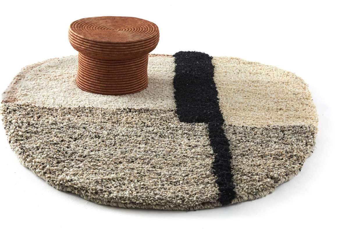 Hyggelig hochflorig: Teppich „Nudo“ von Ames. Die Firma arbeitet mit lokalen Handwerkern zusammen. Der Entwurf stammt von dem deutschen Designer Sebastian Herkner, inspiriert von traditionellen Masken in Kolumbien.