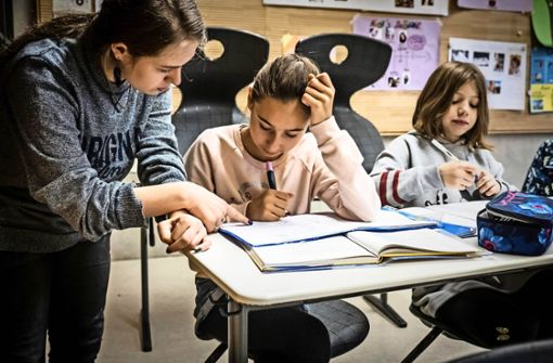 Bei der Hausaufgabenbetreuung helfen ältere Schülerinnen und Schüler  den jüngeren – auch in Mathe. Foto: Lichtgut/Achim Zweygarth