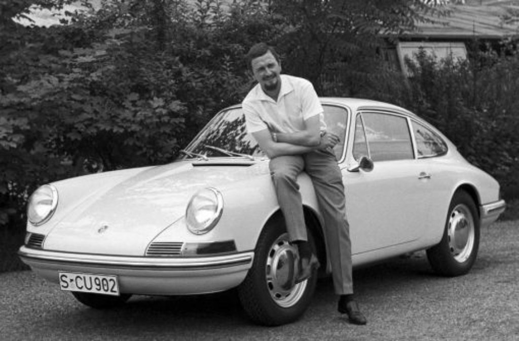 Der deutsche Auto-Designer entwarf die Sportwagen-Ikone Porsche 911. Die bestimmende Rolle im Unternehmen musste der Enkel des Firmengründers Ferdinand Porsche seinem Cousin Ferdinand Piëch überlassen: Ferdinand Alexander Porsche stirbt am 5. April mit 76 Jahren.