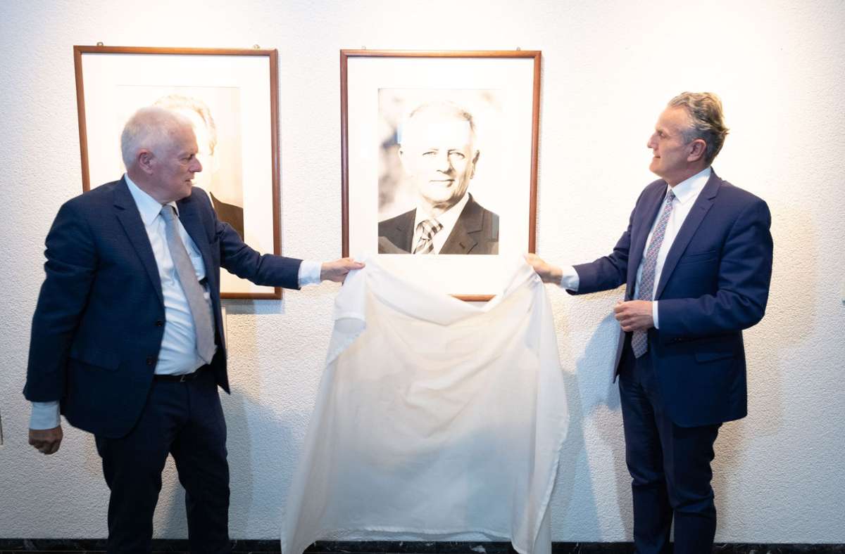 März 2022: Der ehemalige OB Kuhn bekam vom amtierenden OB Frank Nopper die Bürgermedaille überreicht. Anschließend wurde sein Porträtbild in der Ahnengalerie der Oberbürgermeister im Stuttgarter Rathaus enthüllt.