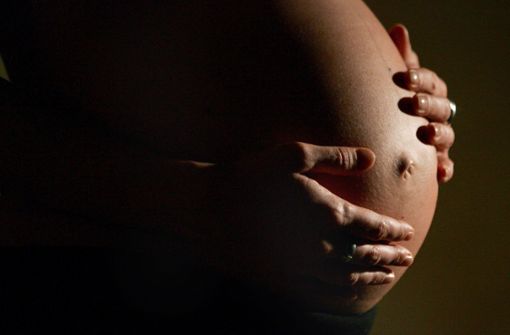 Jede siebte Schwangere raucht laut einer Studie immer noch nach dem vierten Monat. (Symbolbild) Foto: dpa/Felix Heyder
