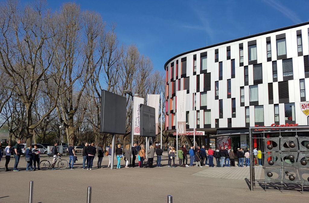 Die VfB-Fans vor dem Fanshop an der Mercedes-Benz-Arena.