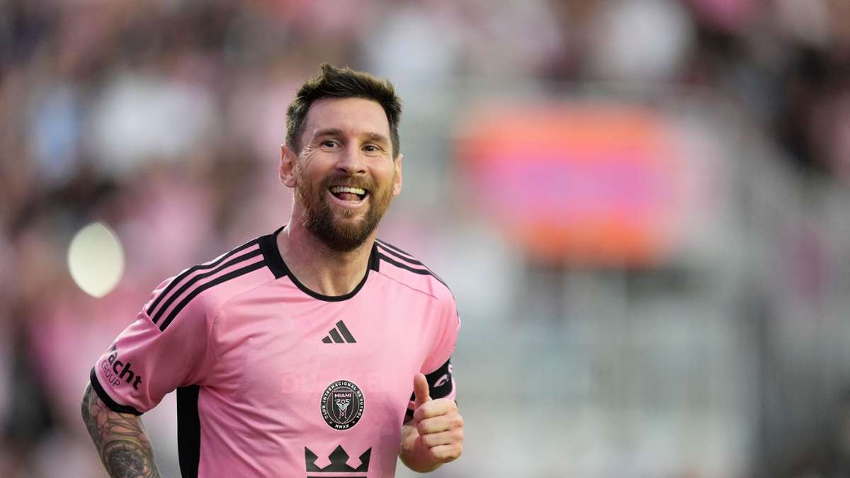 Der argentinische Superstar Lionel Messi trägt aktuell beim US-Club Inter Miami an Spieltagen den Rosa-Ton "Pantone 1895C".