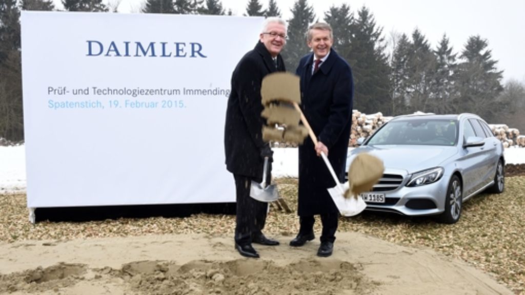 Daimler-Teststrecke in Immendingen: Winfried Kretschmann vollzieht den Spatenstich