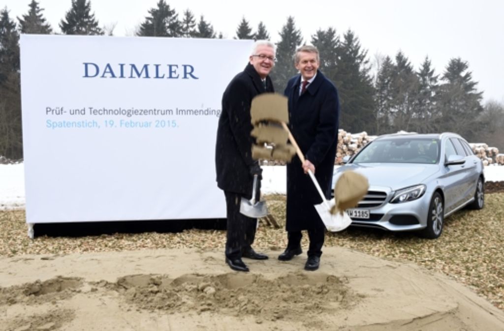 Thomas Weber (rechts), Vorstand der Daimler AG für Konzernforschung und Entwicklung Mercedes-Benz Cars, und Winfried Kretschmann (Bündnis90/Die Grünen) begehen in Immendingen (Baden-Württemberg) den Spatenstich für das Prüf- und Technologiezentrum.