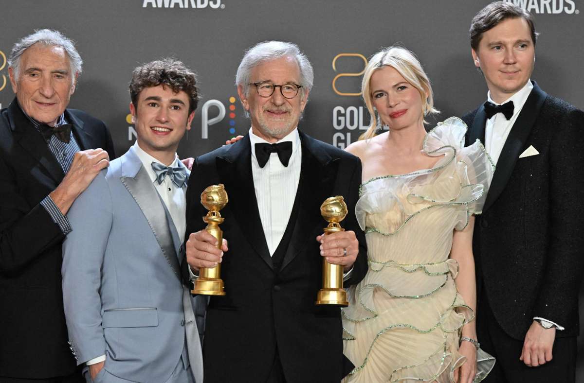 Steven Spielberg (Mitte) und ein Teil der Crew von „The Fabelmans“