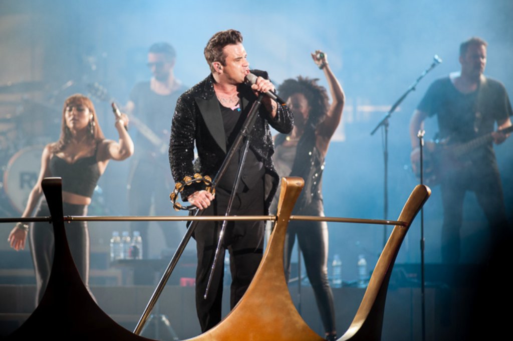 Robbie Williams, britischer Musiker und Entertainer, bei einem Auftritt in der Mercedes-Benz-Arena Stuttgart am 11.08.2013