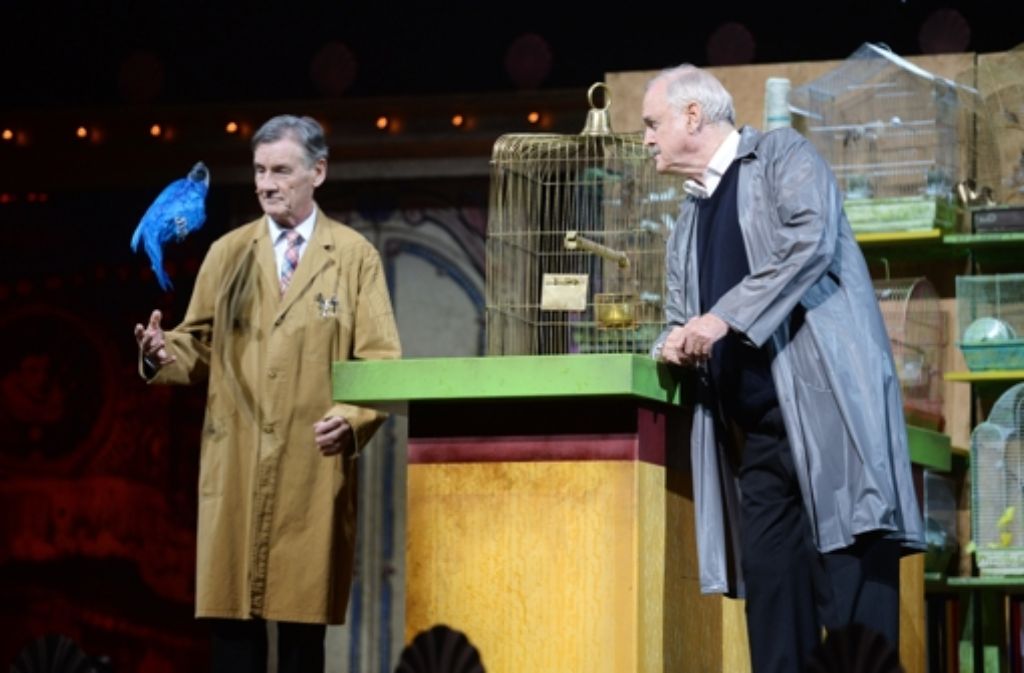 "Er ist mausetot": Michael Palin (links) und John Cleese von "Monty Python" bei ihrem legendären Papageiensketch.