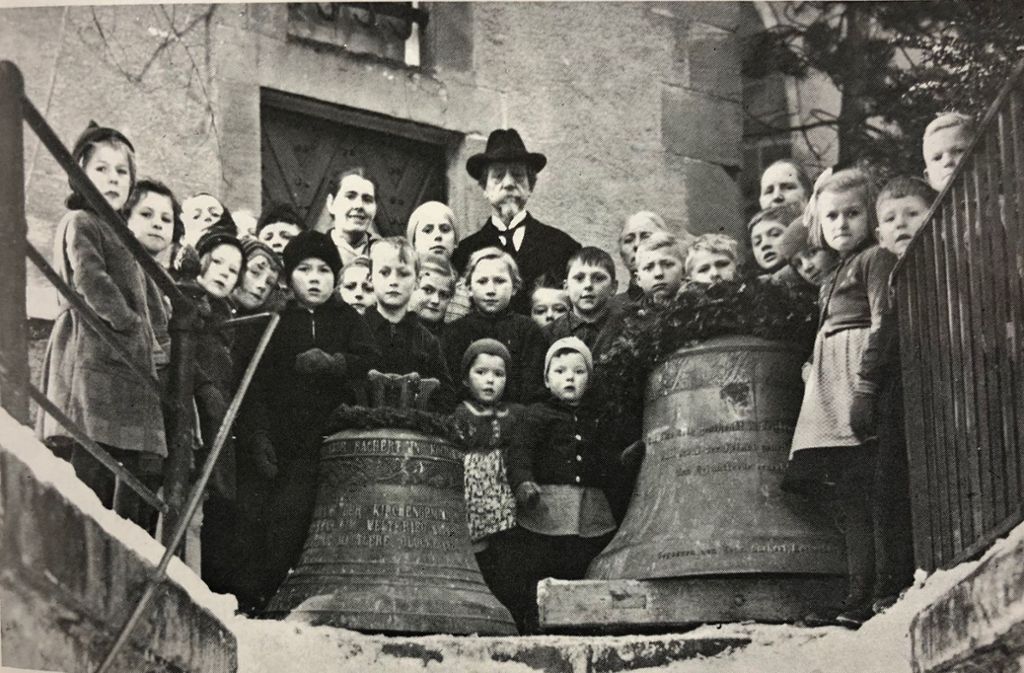Im Jahr 1942 mussten zwei Kirchenglocken in Kleinbottwar abgenommen werden. Aus ihnen sollten Kanonen werden. Pfarrer Paul Aldinger – er hatte eine der Glocken 1928 angeschafft – steht in der Bildmitte hinten.