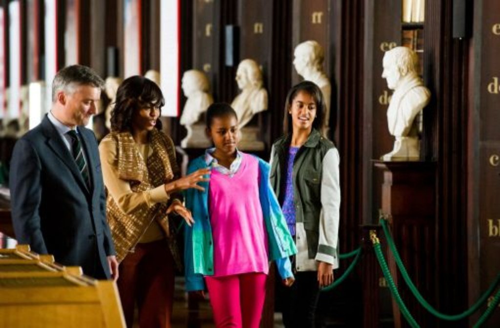Juni 2013: Michelle Obama besucht mit ihren Töchtern das Trinity College in Dublin.