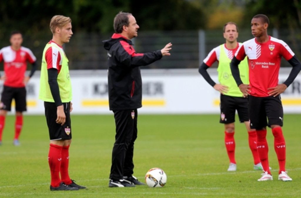 VfB-Trainer Alexander Zorniger spricht mit seinen Spielern.