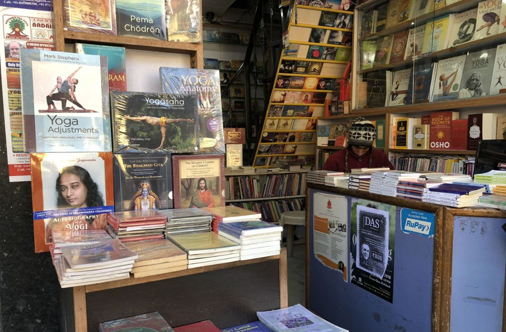 Yoga überall: auch in der Buchhandlung an der Ecke.