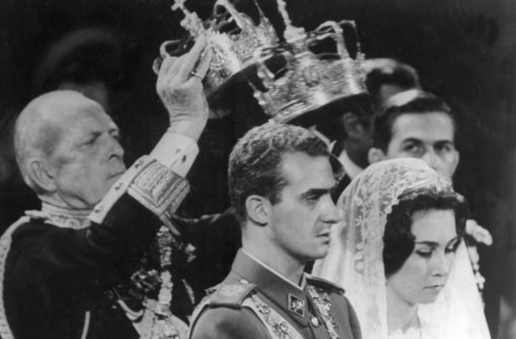 1975 stirbt General Franco. Als Juan Carlos daraufhin am 22. November gekrönt wird, haftet dem Bourbonen der Ruf an, ein Zögling des verstorbenen Diktators zu sein. Doch der junge König überrascht seine Kritiker: ....
