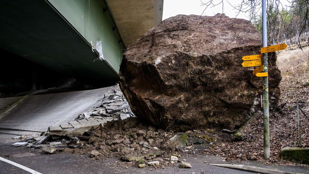 Schweiz: Riesiger Felsbrocken kracht von Berg neben Autobahn
