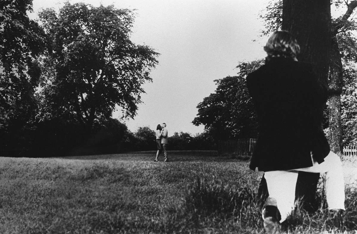 Szene aus dem Film „Blow up“ von Michelangelo Antonioni aus dem Jahr 1966. Der junge Londoner Starfotograf Thomas (David Hemmings) macht zwischen Reportagen über Obdachlose und Foto-Serien mit einem Star-Modell in einem Park heimlich Aufnahmen von einem Liebespaar. Als die Frau ihn bemerkt, versucht sie vergeblich, den Film an sich zu bringen. Warum sie ihn unbedingt haben wollte, glaubt der Fotograf beim Entwickeln der Bilder zu entdecken: Anscheinend ist er durch Zufall einem Mord auf die Spur gekommen.
