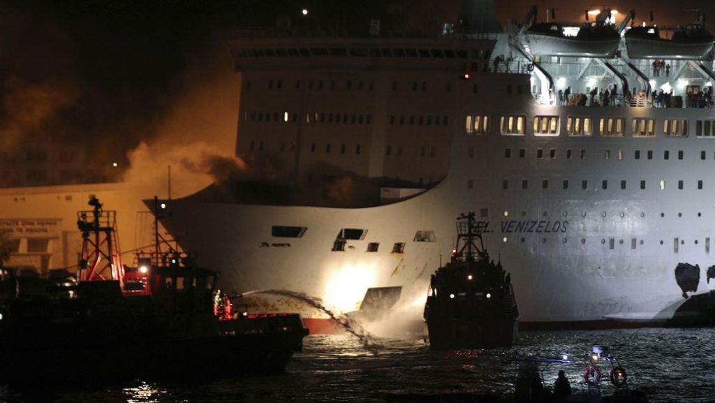  Eine Fähre ist auf dem Weg von Piräus nach Chania in Brand geraten. Das Schiff hatte mehr als 1000 Menschen an Bord. 