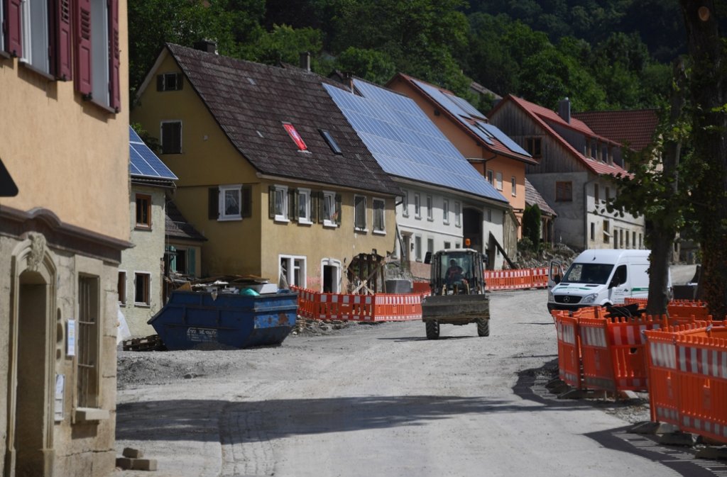 In Braunsbach sind die Nachwehen der Unwetterkatastrophe noch zu sehen. Foto: dpa