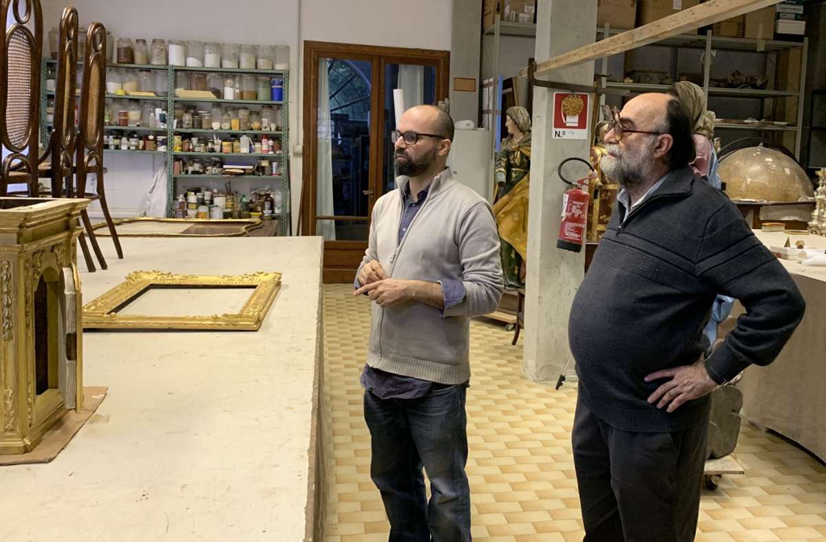 Alessandro Nicola und sein Vater Gian Luigi in ihrer Werkstatt in Italien. Sie führen die Familientradition der Kunstrestauration fort.