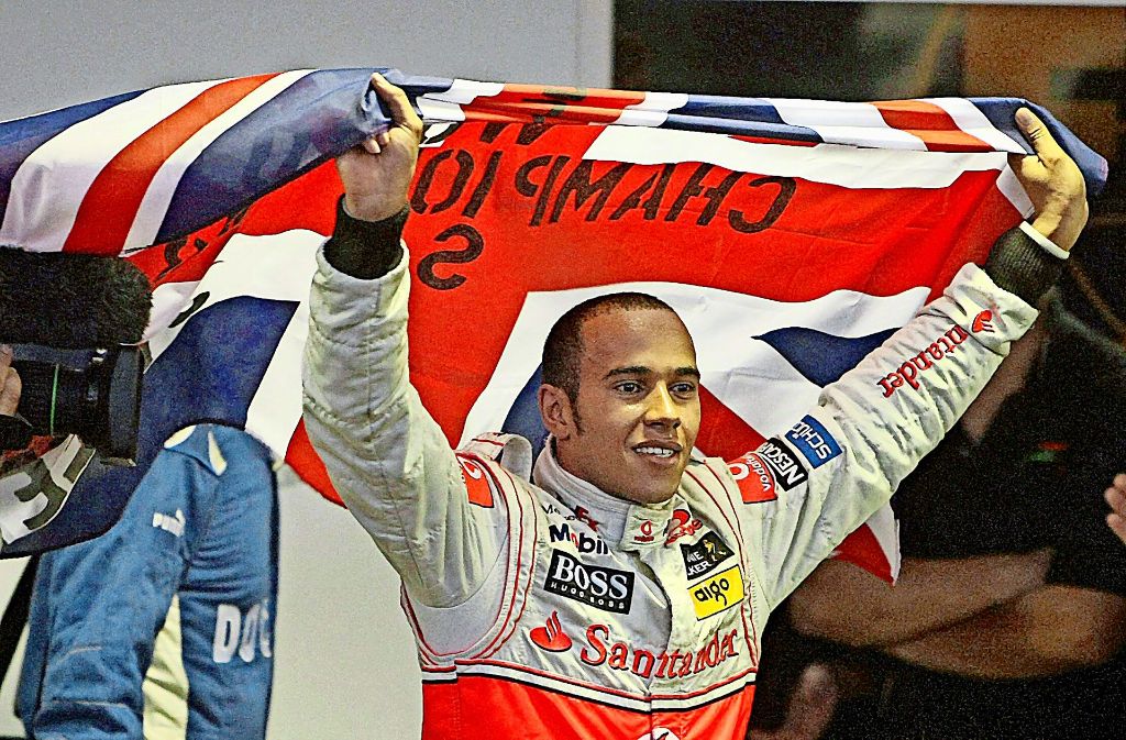 2008: Fernando Alonso hat McLaren-Mercedes im Streit verlassen, Hamilton ist nach dem Sieg in diesem Machtkampf die unangefochtene Nummer im Team und unterschreibt einen Vertrag bis 2012.
