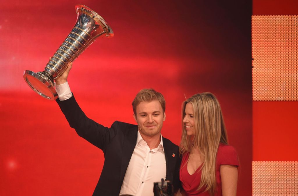 Als dritter Deutscher nach Michael Schumacher und Sebastian Vettel wird Nico Rosberg Formel-1-Weltmeister. Stark! Endlich! Und was macht er? Er tritt zurück. Auch weil er mehr Zeit für seine Frau Vivian (im Bild) und die gemeinsame Tochter haben will. Sehr cool!