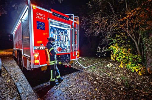 Die Stadt Stuttgart hatte die Feuerwehr vorsichtshalber um Hilfe gebeten. Sie hat am Montag Sauerstoff in den See gepumpt. Foto: 7aktuell.de/Alexander Hald