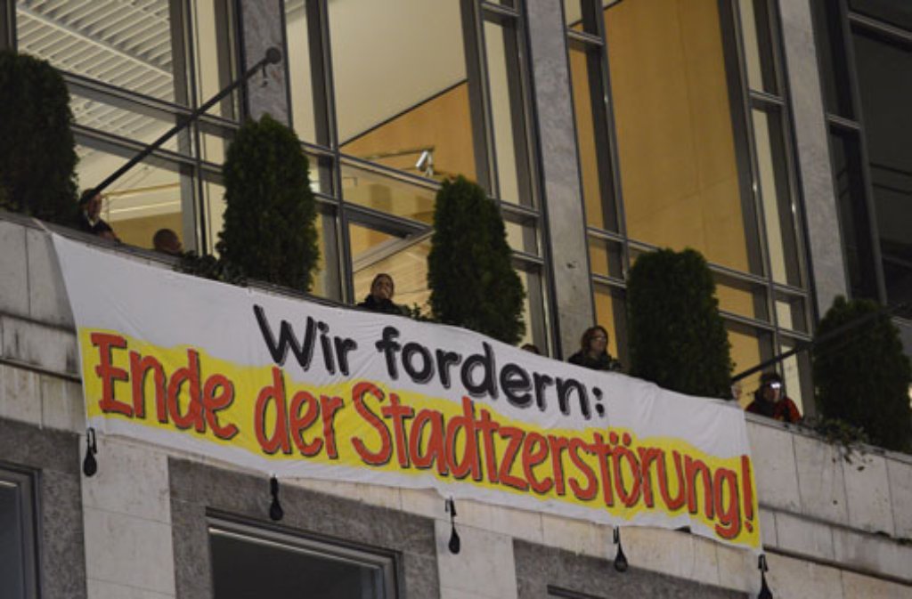 Aktivisten besetzen das Stuttgarter Rathaus: Am 10. November wohnen 20 Stuttgart-21-Gegner einer Veranstaltung im Rathaus bei. Als die zu Ende ist, wollen die Aktivisten einfach nicht verschwinden und besetzen kurzerhand das Rathaus. Sie rollen Transparente über die Brüstung und fordern die Tagung eines "Bürger-Parlaments". Die Aktion geht friedlich zu Ende.