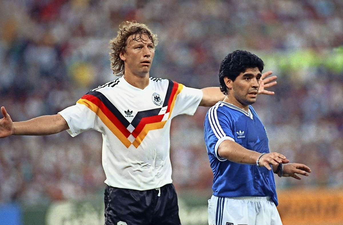 Es war ein Schlüsselduell zum dritten Weltmeistertitel der deutschen Nationalmannschaft 1990: Guido Buchwald, damals Kapitän des VfB Stuttgart, gegen Argentiniens Spielmacher Diego Maradona.