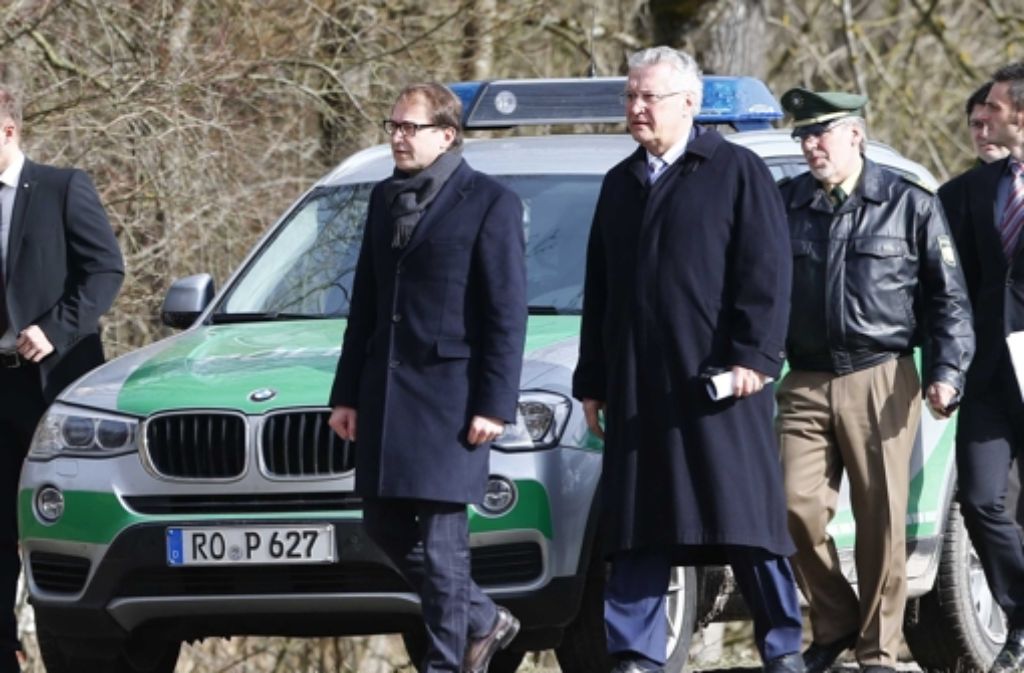 Verkehrsminister Alexander Dobrindt (links) traf am Dienstagmittag am Unglücksort bei Bad Aibling ein, auch Bayerns Innenminister (rechts) Joachim Herrmann war vor Ort.