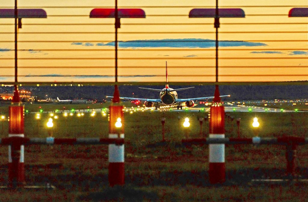 Auf der Flughafenpiste werden jetzt Leuchtdioden eingesetzt. Foto: Flughafen Stuttgart