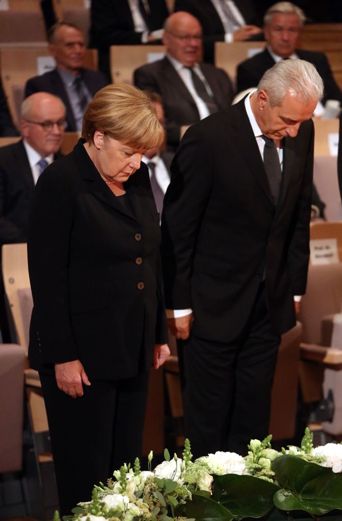 Angela Merkel und Stanislaw Tillich verneigen sich vor dem Sarg.
