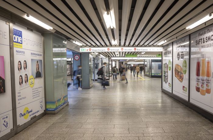 Stuttgart-Mitte: Trio überfallt Senior in einer Toilette am Hauptbahnhof