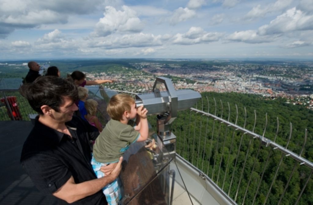 ... genießen gern den Ausblick aus 217 Metern Höhe. Auch viele Stuttgarter und Menschen aus der Region hängen an ihrem Fernsehturm. Nicht umsonst ist er eine beliebte Location für Hochzeiten und andere Familienfeste.
