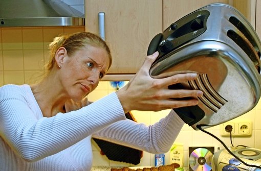 Wenn der Toaster nicht mehr will, muss man ihn nicht gleich in den Elektroschrott werfen. Oft kann er mit geringem Aufwand repariert werden. Foto: Jens Schierenbeck