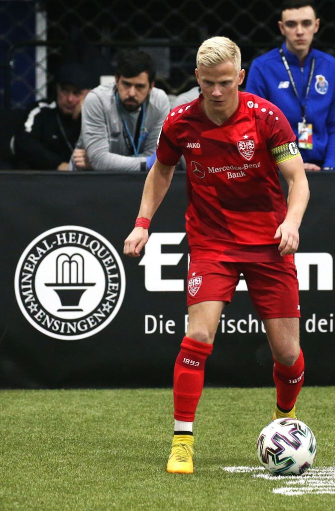 VfB-Talent Per Lockl am Ball.