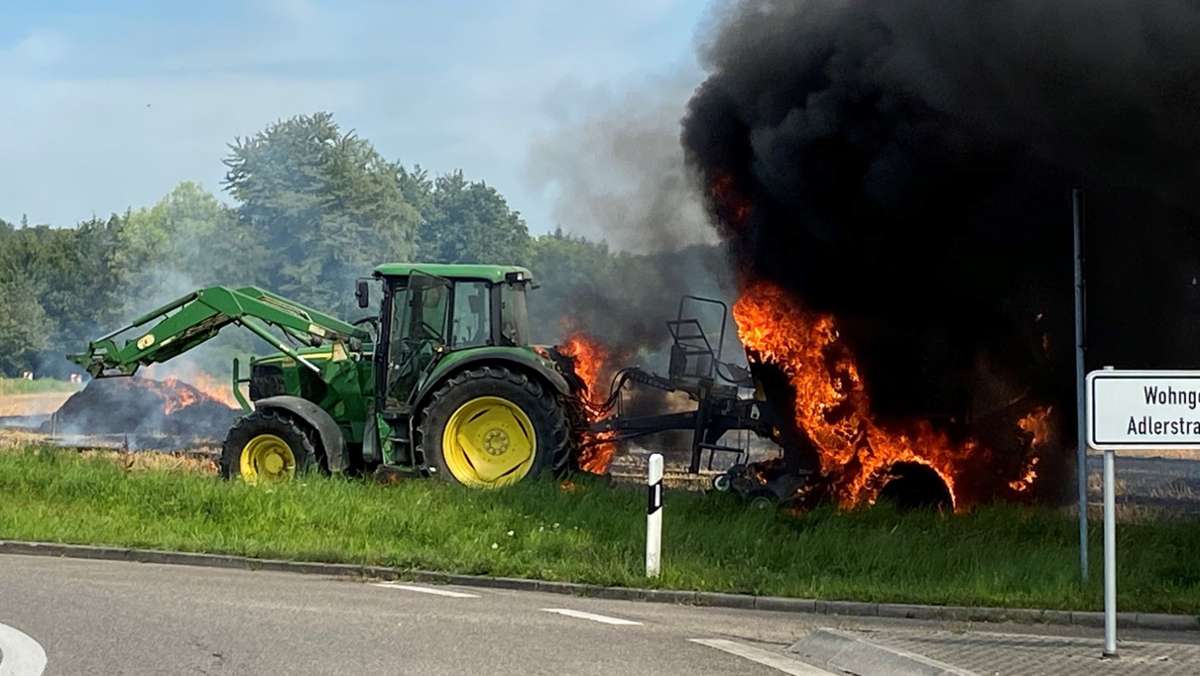  In Wernau ist es am Donnerstagnachmittag zu einem großen Feuerwehreinsatz gekommen. Ein Feld hatte Feuer gefangen, auch der Anhänger eines Traktor brannte. 