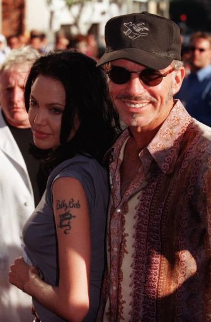 ... Angelina Jolie spannte Jen den Mann aus - dabei hatte sie sich doch keine fünf Jahre vorher den Namen ihres Liebsten in den Oberarm tätowieren lassen. Das Tattoo ist, wie Billy Bob Thornton, mittlerweile Geschichte.