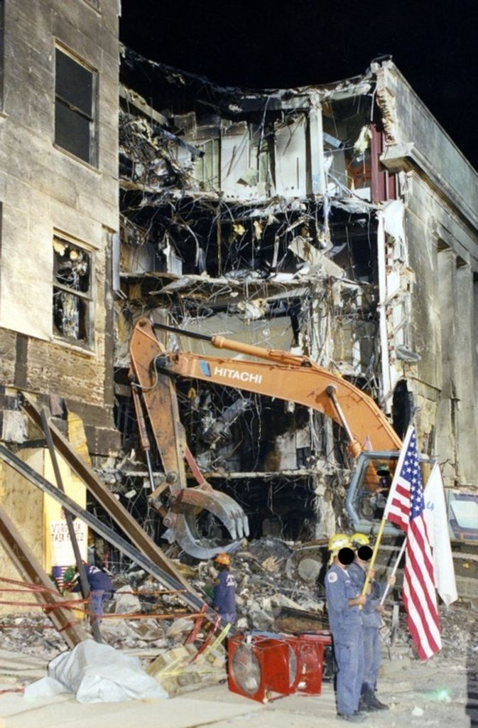 Das ganze Ausmaß der Zerstörung, die Lösch- und Aufräumarbeiten, sowie die Untersuchungen des FBI sind auf den jetzt veröffentlichten Fotos zu sehen.