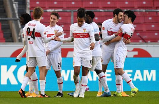Jubel bei den Spielern des VfB Stuttgart – 5:1 gegen den FC Schalke 04. Foto: AFP/THOMAS KIENZLE
