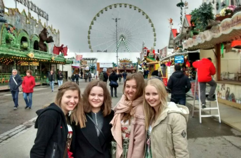 Wintereinbruch In Stuttgart Mit Gluhwein Auf Dem Fruhlingsfest