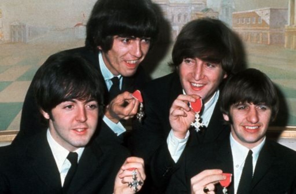 1965 bekommen die Beatles vom englischen Königshaus den "Member of the British Empire"-Orden verliehen. Doch hinter den Kulissen brodelt es: Die Hysterie um die Band macht den "Fab Four" immer mehr zu schaffen und so beschließen sie 1966, nicht mehr auf Tour zu gehen.
