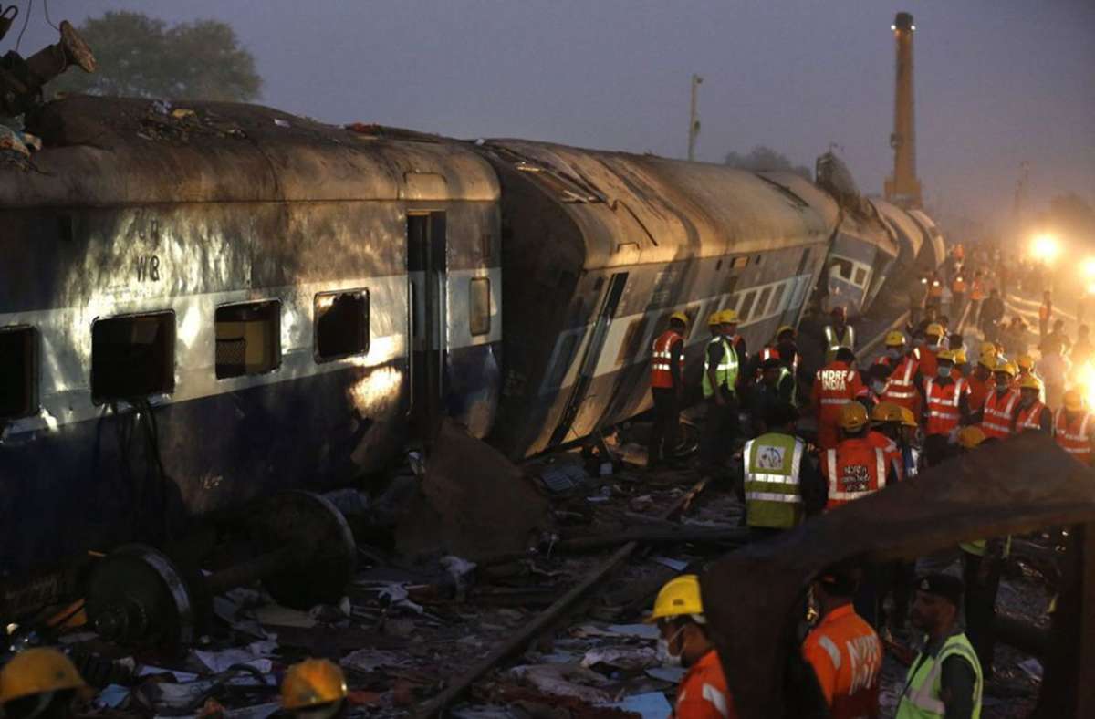 Kanpur (Indien), 20. November 2016: Bei Kanpur im indischen Bundesstaat Uttar Pradesh entgleist der mit bis zu 2500 Fahrgästen besetzte Patna-Indore-Express. Mindestens 150 Menschen sterben.