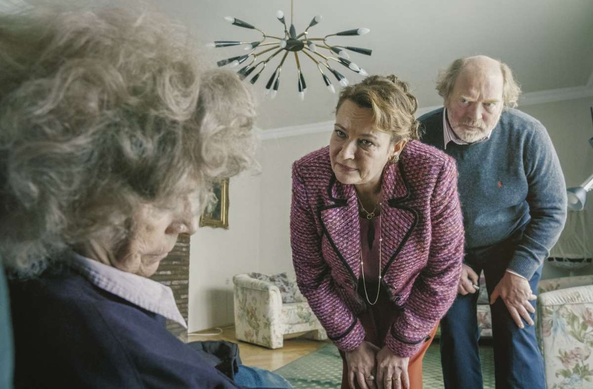 Schon tot? Karin (Lilly Forgách, Mitte) und Michael Meyer (Ferdinand Dörfler, rechts) stellen fest, dass Frau Schrödinger (Ilse Neubauer, links) doch nur schläft.