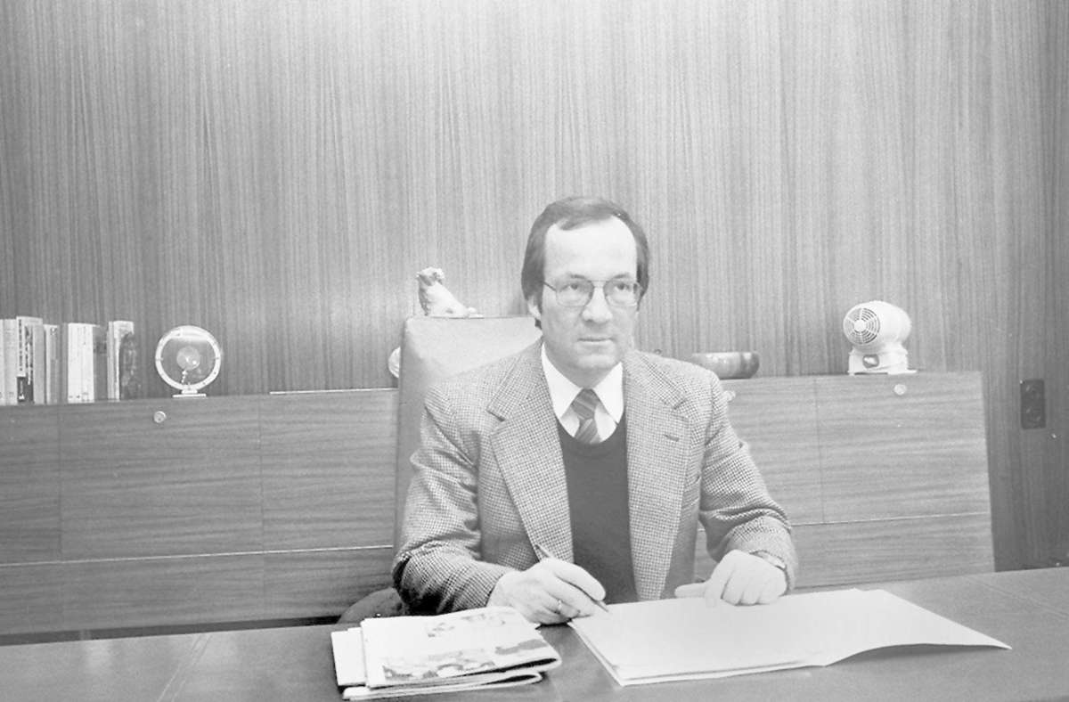 Rommel Manfred an seinem ersten Arbeitstag als Oberbürgermeister am 19.12.1974.