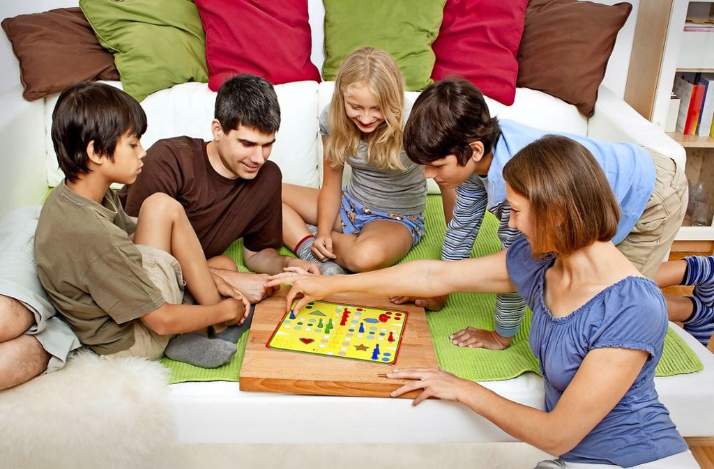 Что можно поиграть с друзьями 3 человека. Семейные игры. Игра в настольные игры с семьей. Настольные игры подростки. Настольная игра «о семье».