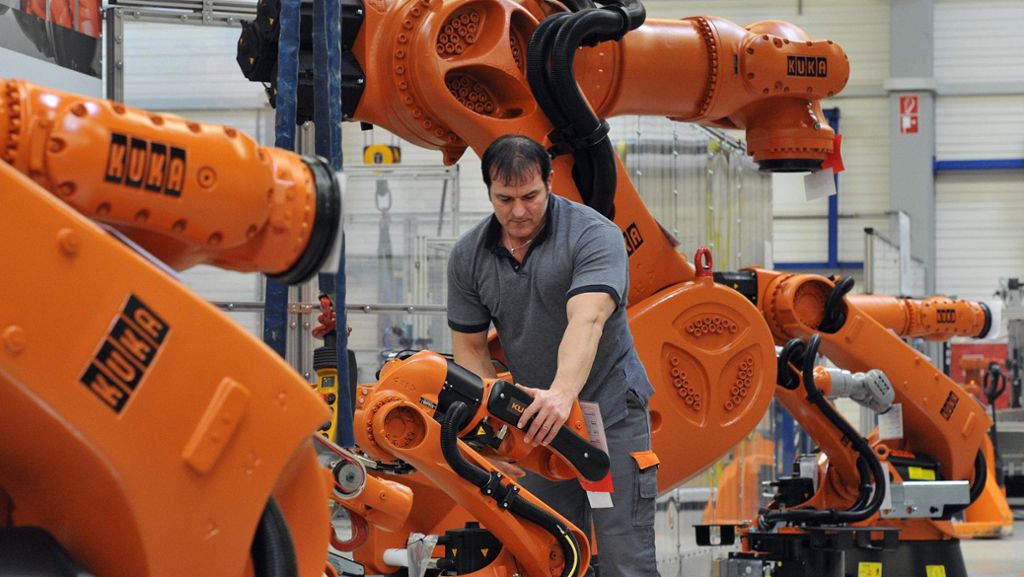  Jeder zehnte Mitarbeiter am Unternehmenssitz von Kuka in Augsburg muss um seinen Job fürchten. Der Roboterbauer will dort 350 Stellen abbauen. 