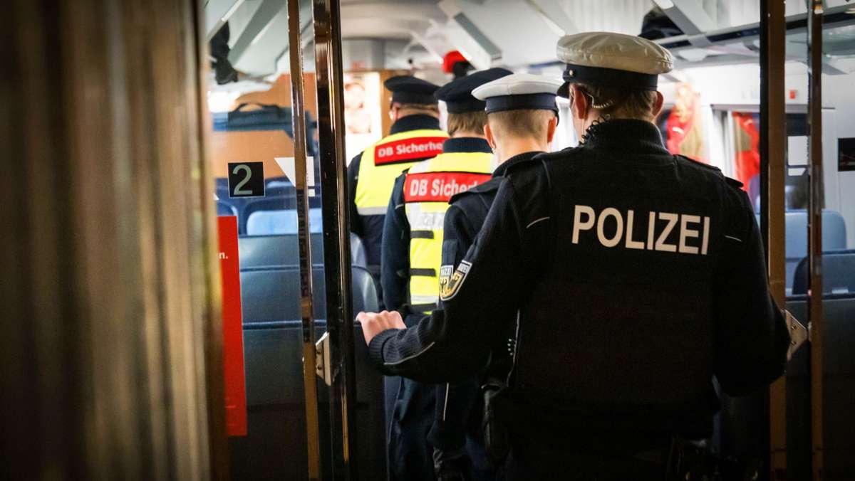  Eine Kontrolle bestätigt: Für Bahnreisende ist der Mund-Nasen-Schutz selbstverständlich. Insgesamt 37 Bußgeldverfahren sind im November im Bereich der Bundespolizeiinspektion Stuttgart eingeleitet worden 
