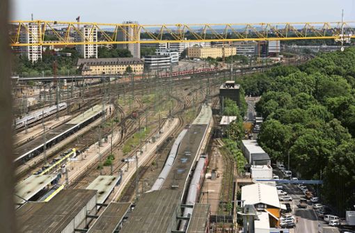 Noch liegen hinter dem Hauptbahnhof reichlich Gleise – etwa ab 2027 soll es hier  Platz für ein großes neues Stadtviertel geben. Foto: Lichtgut/Max Kovalenko